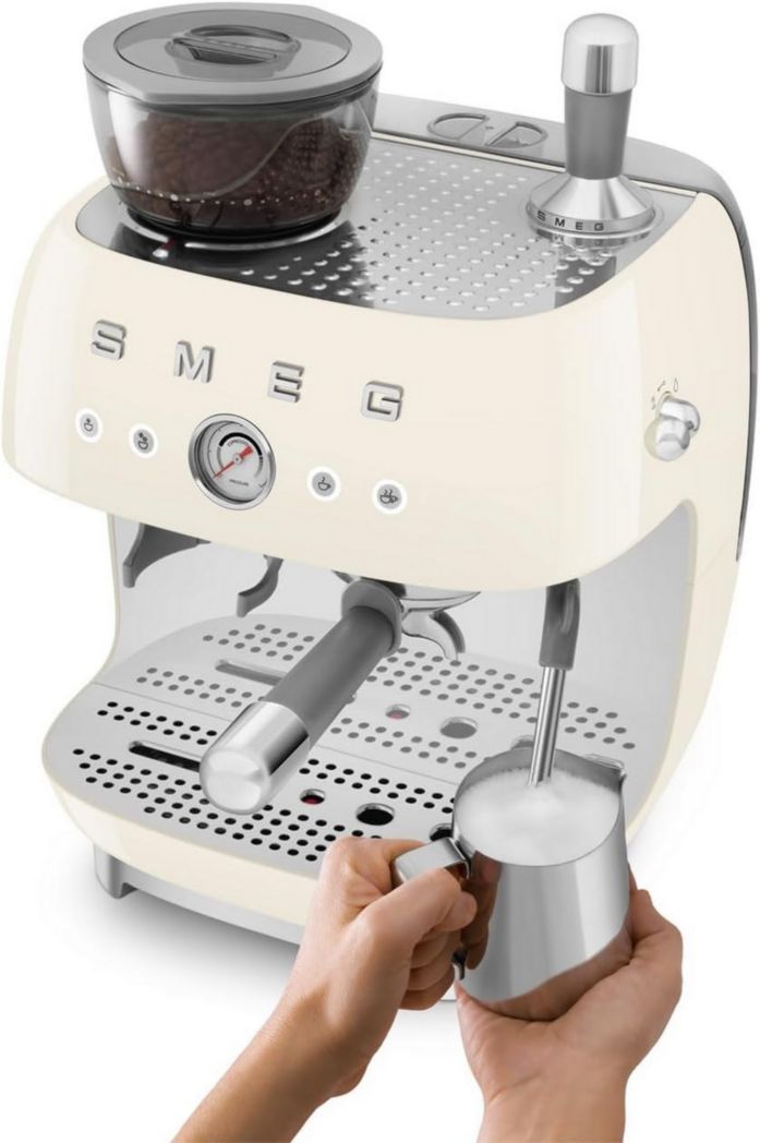 Machine à expresso manuelle Smeg EGF03CREU, avec moulin à grains intégré, thermoblock, 4 niveaux de température, buse vapeur et manomètre, réservoir 1 L, dimensions compactes, 1350 W, couleur crème