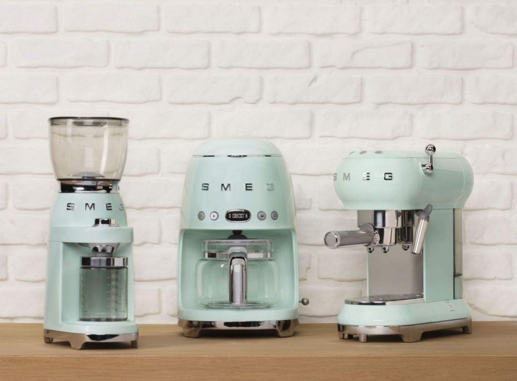 Smeg, DCF02PBEU, cafetière filtre, arôme et démarrage automatique, verseuse en verre jusqu'à 12 tasses, 2 niveaux d'intensité, maintien au chaud, 1050 W, bleu clair pastel