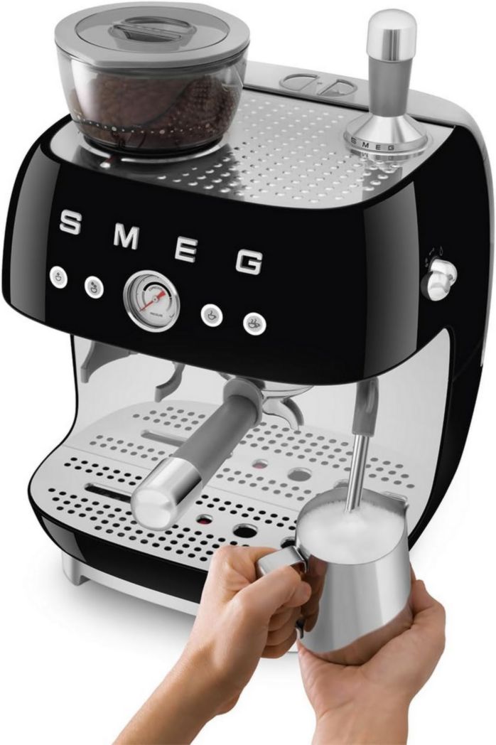 Machine à expresso manuelle Smeg EGF03CREU, avec moulin à grains intégré, thermoblock, 4 niveaux de température, buse vapeur et manomètre, réservoir 1 L, dimensions compactes, 1350 W, couleur crème