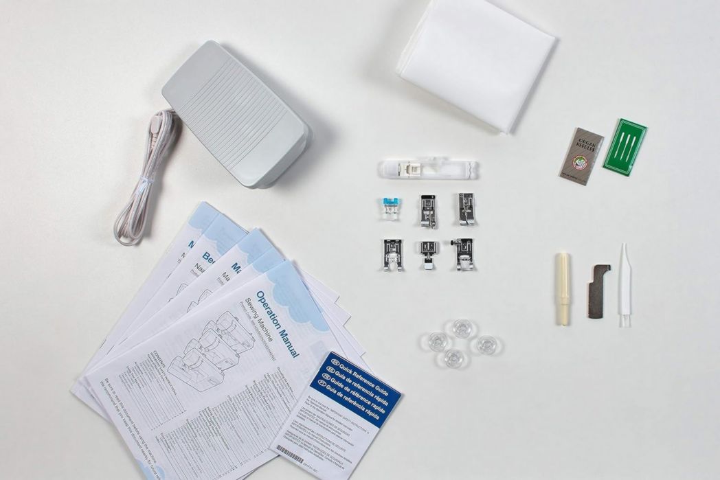 Machine à coudre électronique CS10S, blanche/rouge