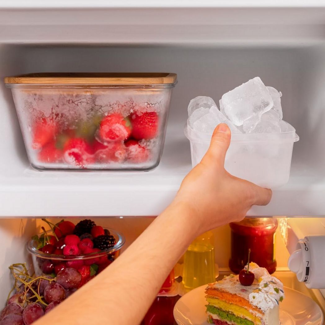 Mini-réfrigérateur Cecotec Bolero CoolMarket TT Origin 45 Rouge. Réfrigérateur de table rétro 45 L, 55 cm de haut, 44,7 cm de large, classe énergétique E, bac à glaçons et poignée chromée, rouge.