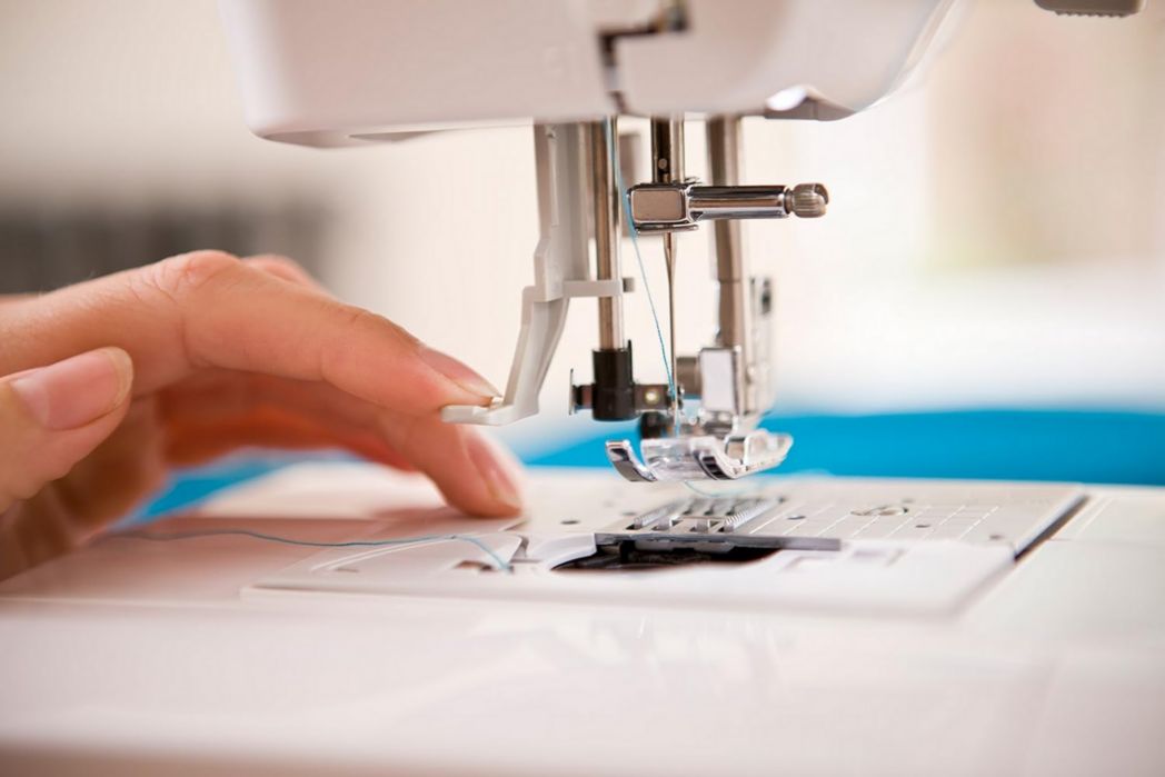 Machine à coudre électronique CS10S, blanche/rouge