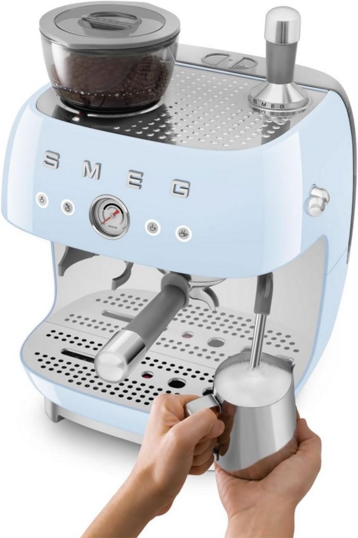 Machine à expresso manuelle Smeg EGF03CREU, avec moulin à grains intégré, thermoblock, 4 niveaux de température, buse vapeur et manomètre, réservoir 1 L, dimensions compactes, 1350 W, couleur crème