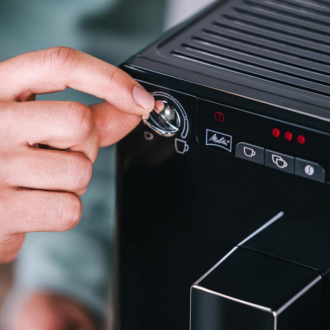 Melitta Caffeo Solo Noir Pure Black, Machine à café à grains avec broyeur et système d'extraction d'arômes, écran LED, mode 1 à 2 tasses, machine à expresso, automatique, E950-222, 1400 W