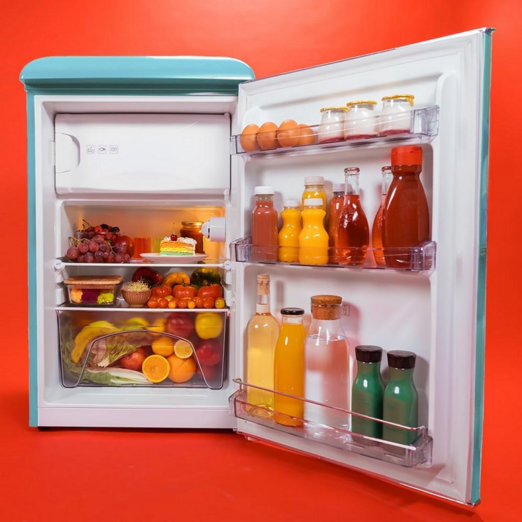 Mini-réfrigérateur Cecotec Bolero CoolMarket TT Origin 45 Rouge. Réfrigérateur de table rétro 45 L, 55 cm de haut, 44,7 cm de large, classe énergétique E, bac à glaçons et poignée chromée, rouge.