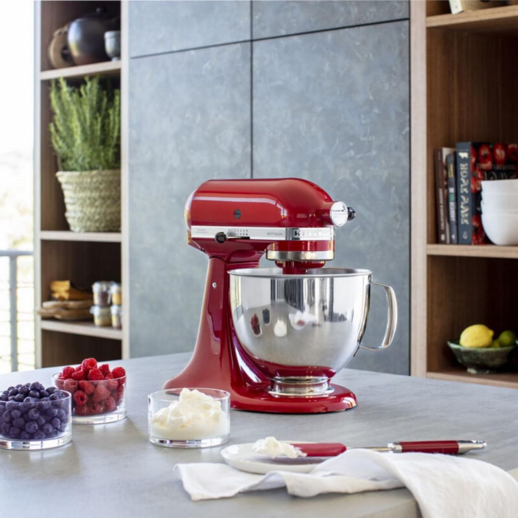 Robot pâtissier multifonction KitchenAid Artisan à tête inclinable avec 4 accessoires et bol de 4,8 L | Crème