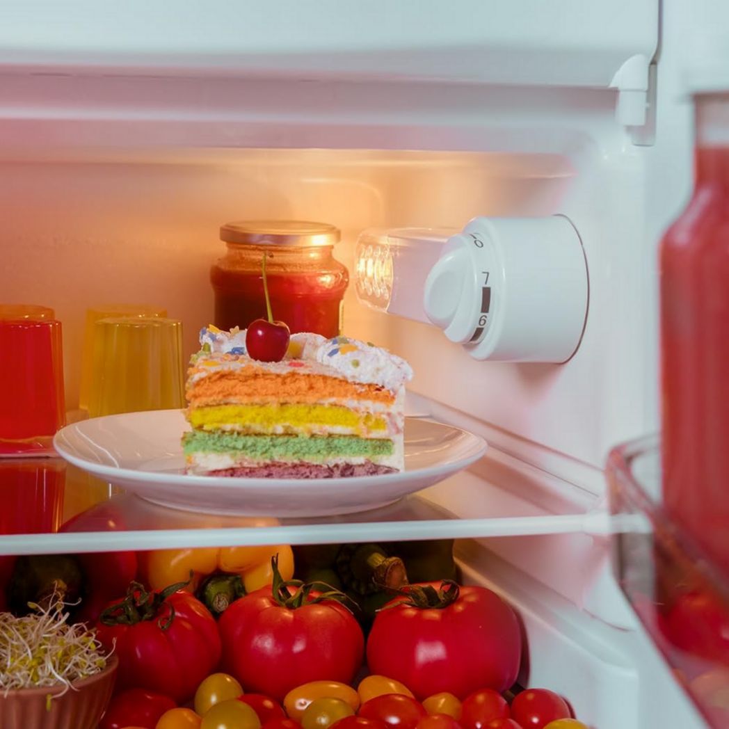 Mini-réfrigérateur Cecotec Bolero CoolMarket TT Origin 45 Rouge. Réfrigérateur de table rétro 45 L, 55 cm de haut, 44,7 cm de large, classe énergétique E, bac à glaçons et poignée chromée, rouge.