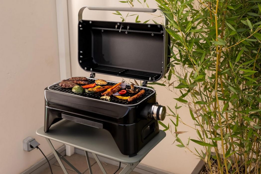 Barbecue électrique de table Campingaz Attitude2go | Barbecue électrique portable d'intérieur et d'extérieur | 2200 W | Grille de cuisson en fonte | 4 personnes | Pour balcon et camping