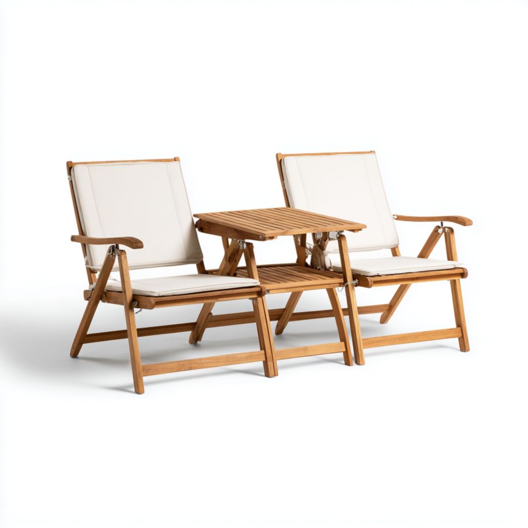 Ensemble extérieur en bois naturel avec deux chaises et table centrale