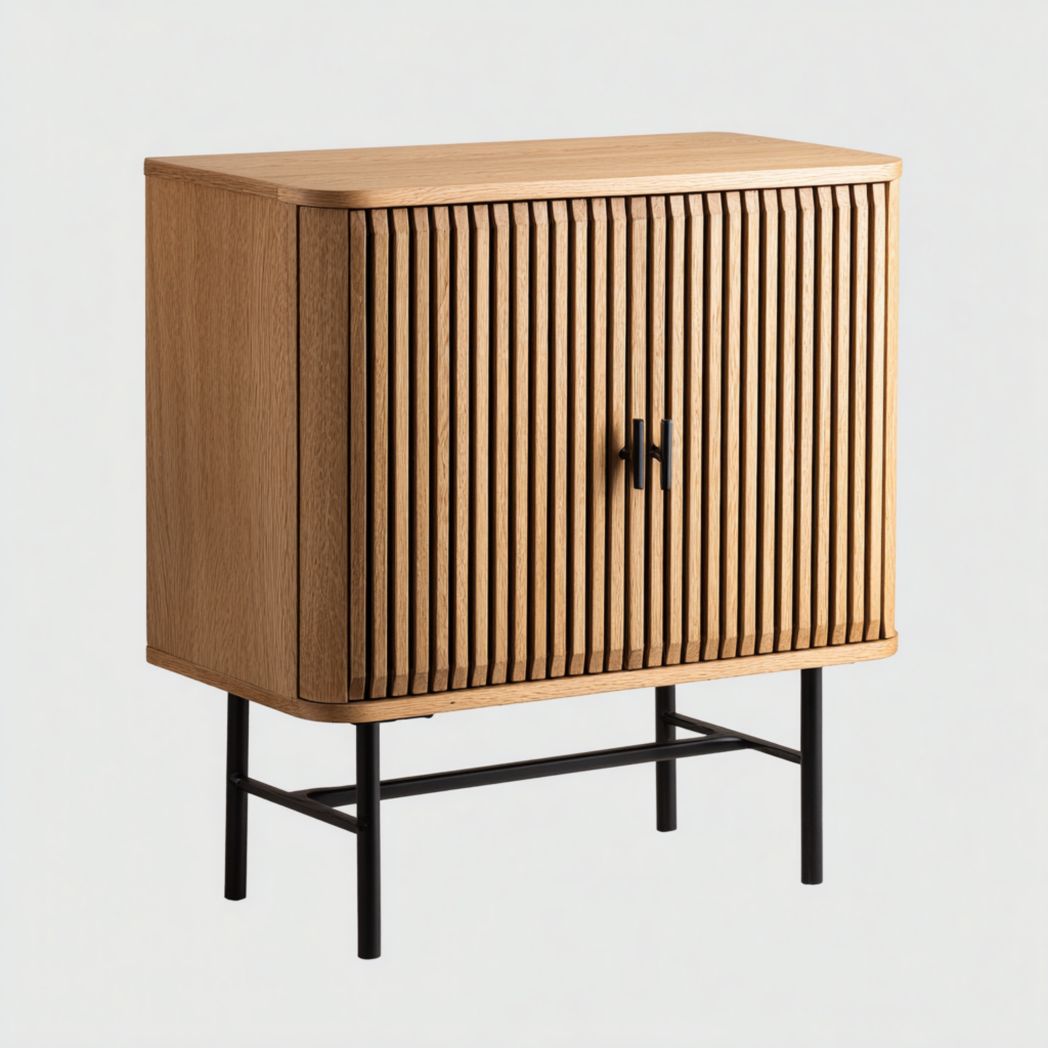 Buffet en bois clair, 2 portes à rainures verticales, pieds métalliques noirs