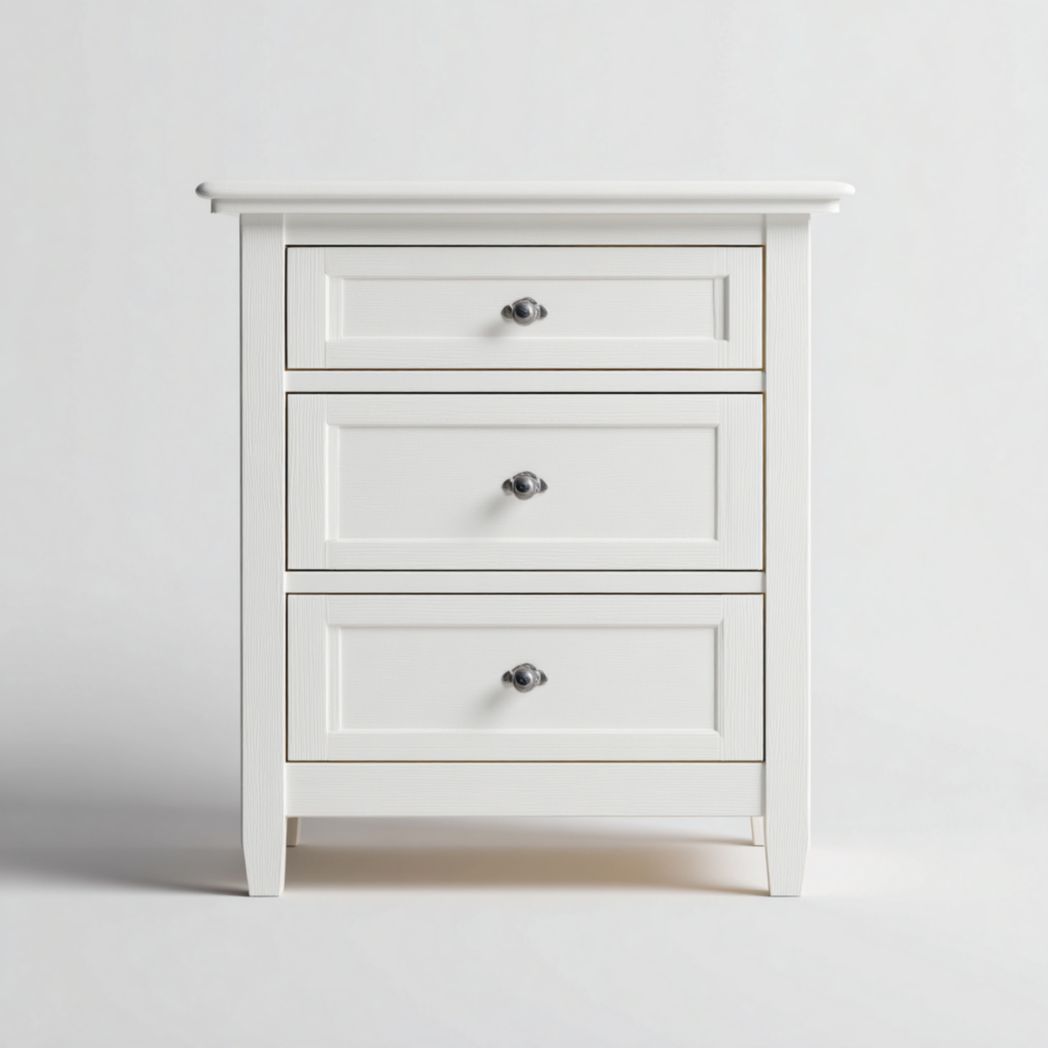 Commode en bois blanc à trois tiroirs avec poignées rondes en métal