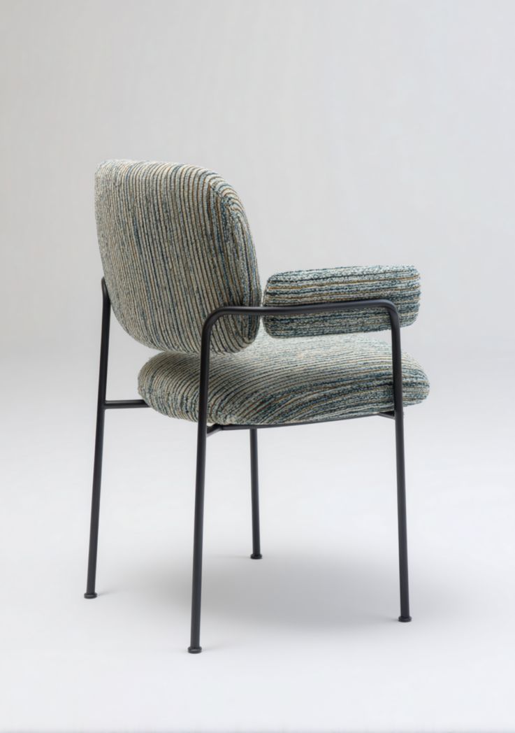 Chaise de salle à manger en tissu rayé avec accoudoirs rembourrés et pieds en métal noir