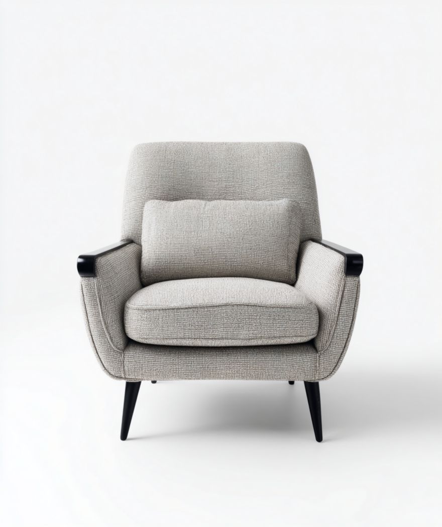 Fauteuil en tissu gris clair avec accoudoirs et pieds en bois noir coussin d’assise et dossier inclus