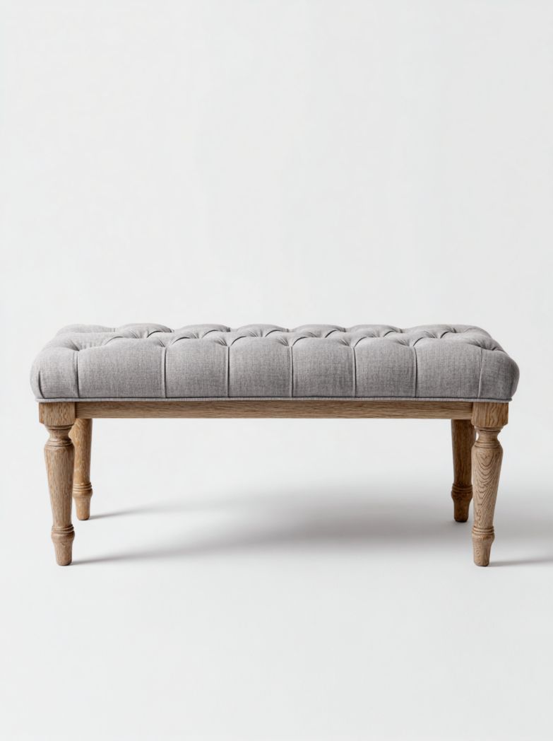 Banc rectangulaire en tissu gris clair capitonné avec pieds en bois sculpté