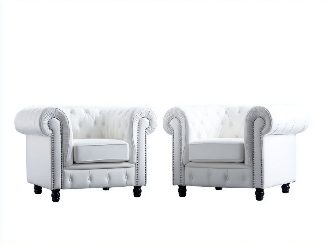 Lot de deux fauteuils en cuir blanc capitonné