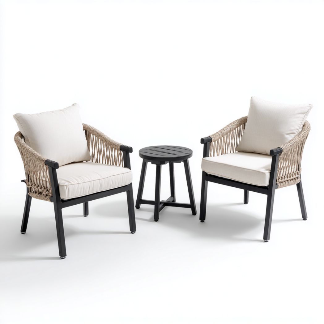 Ensemble extérieur trois pièces avec deux fauteuils en rotin beige et table ronde noire