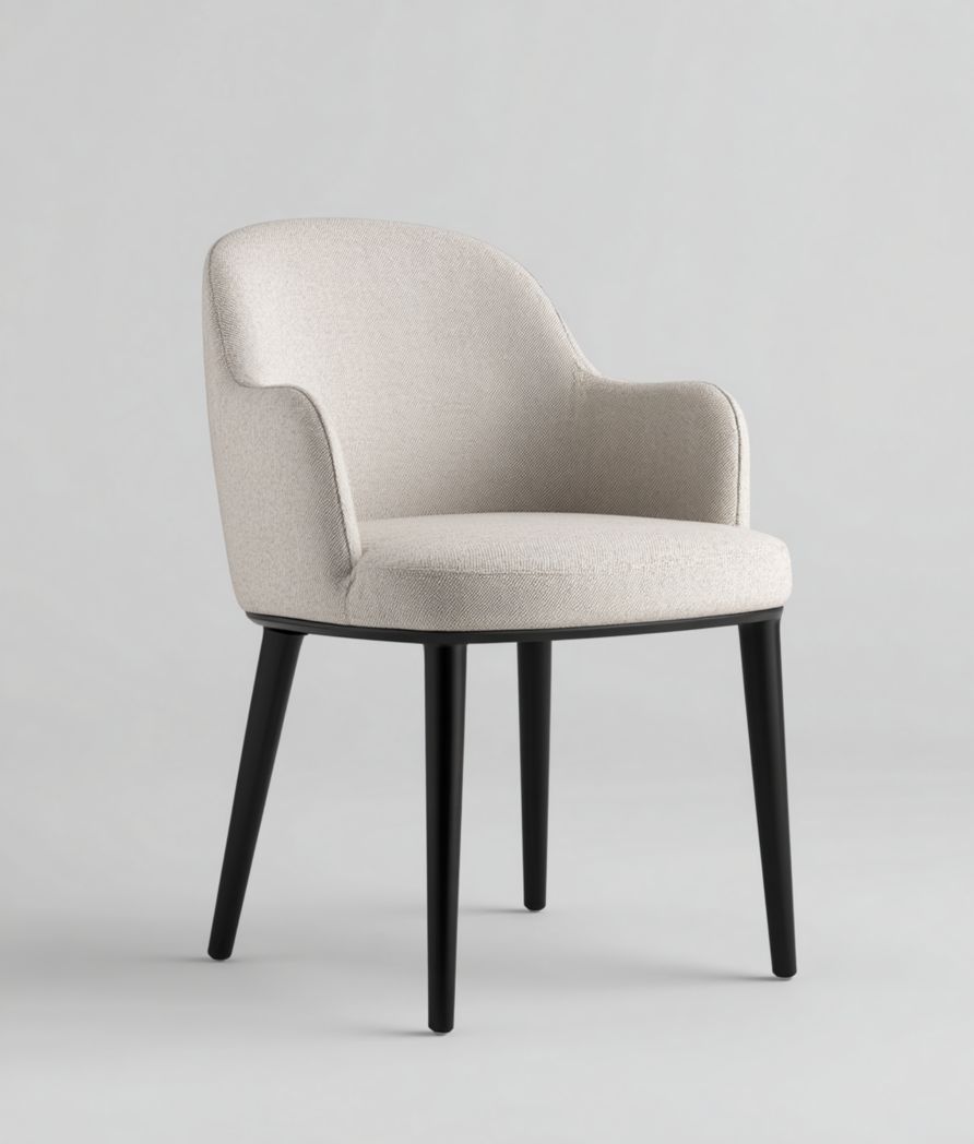 Chaise en tissu beige clair avec dossier arrondi et pieds noirs en bois