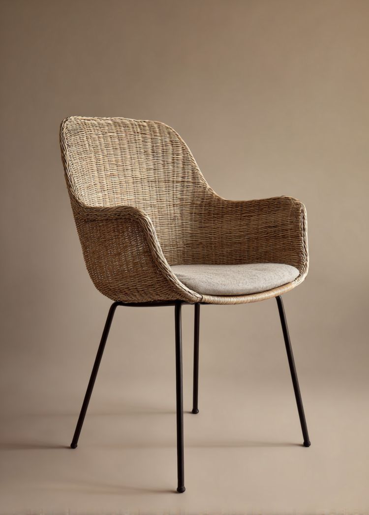 Chaise de jardin en résine tressée brun clair avec coussin gris et pieds métalliques noirs