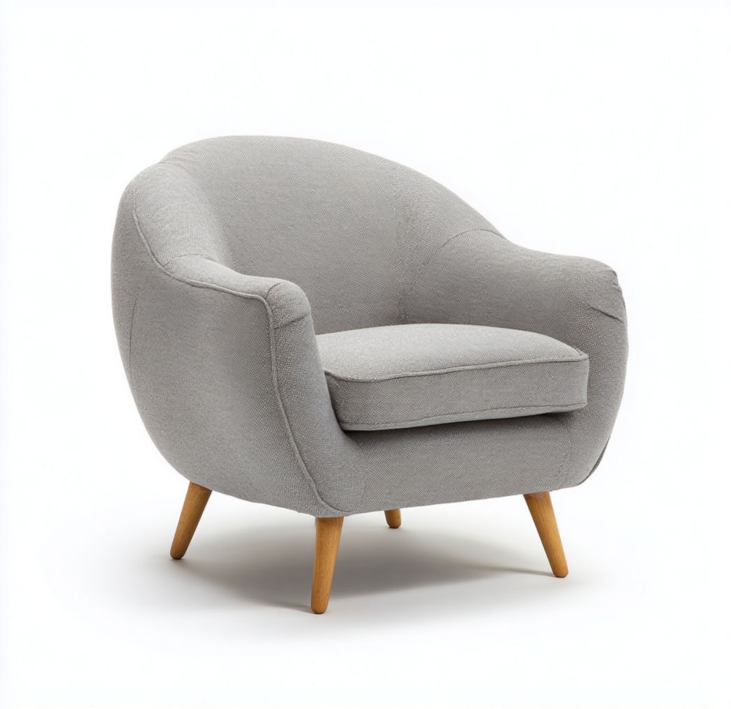 Fauteuil en tissu gris clair avec assise coussinée, accoudoirs arrondis et pieds en bois