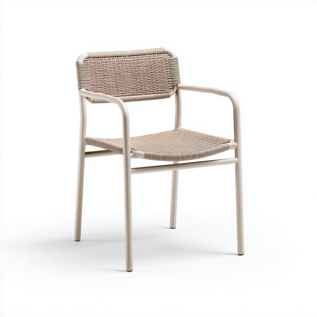 Fauteuil à structure métallique beige avec assise et dossier tressés