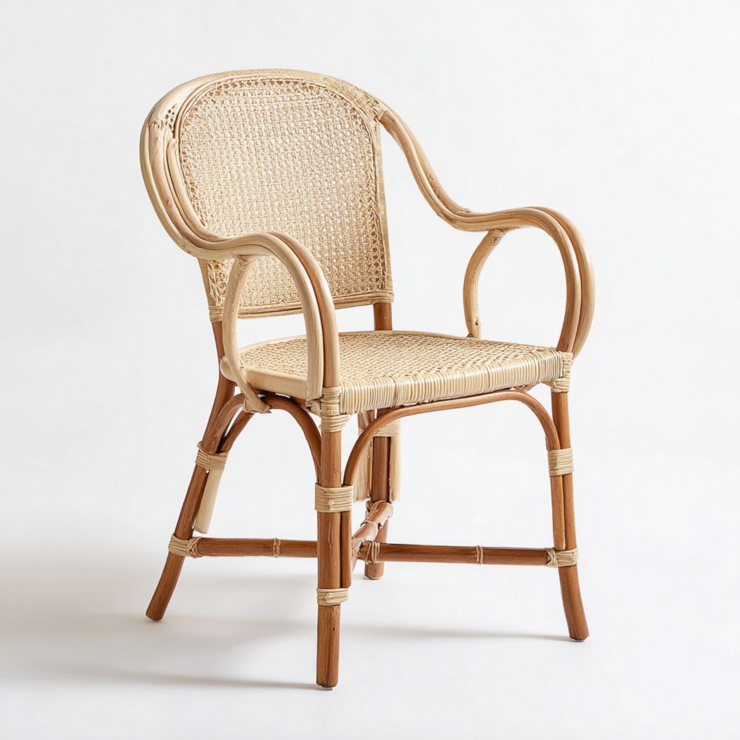 Fauteuil en rotin naturel avec dossier et accoudoirs arrondis
