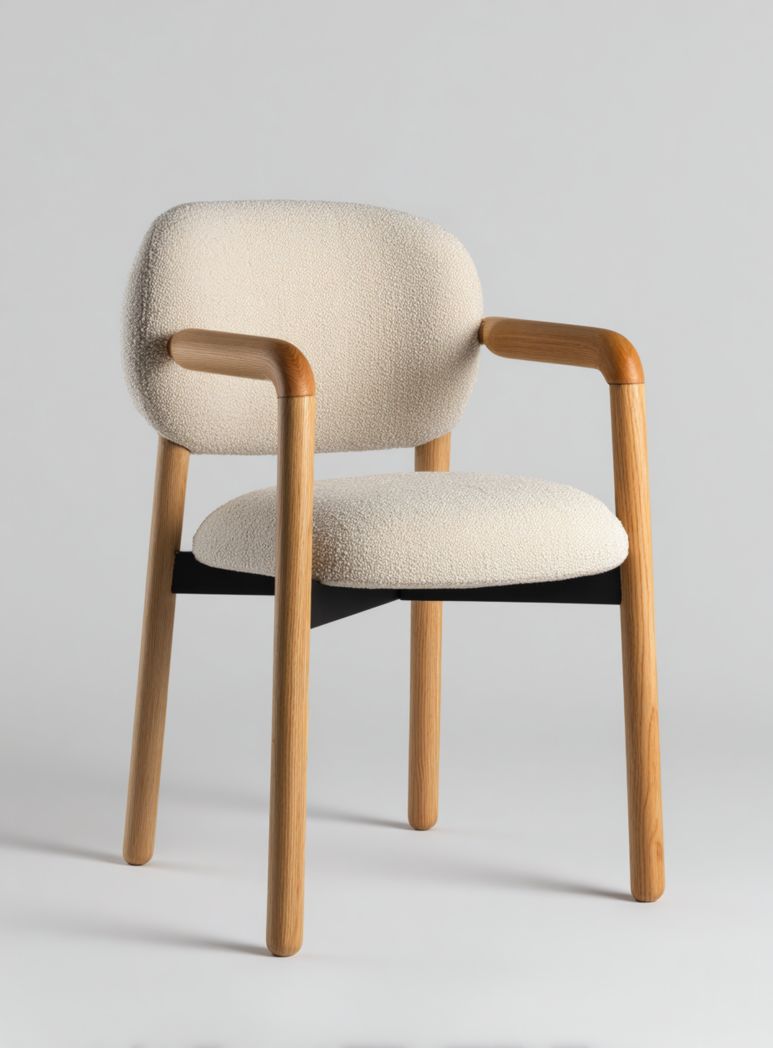 Chaise en tissu blanc cassé avec cadre en bois et accoudoirs