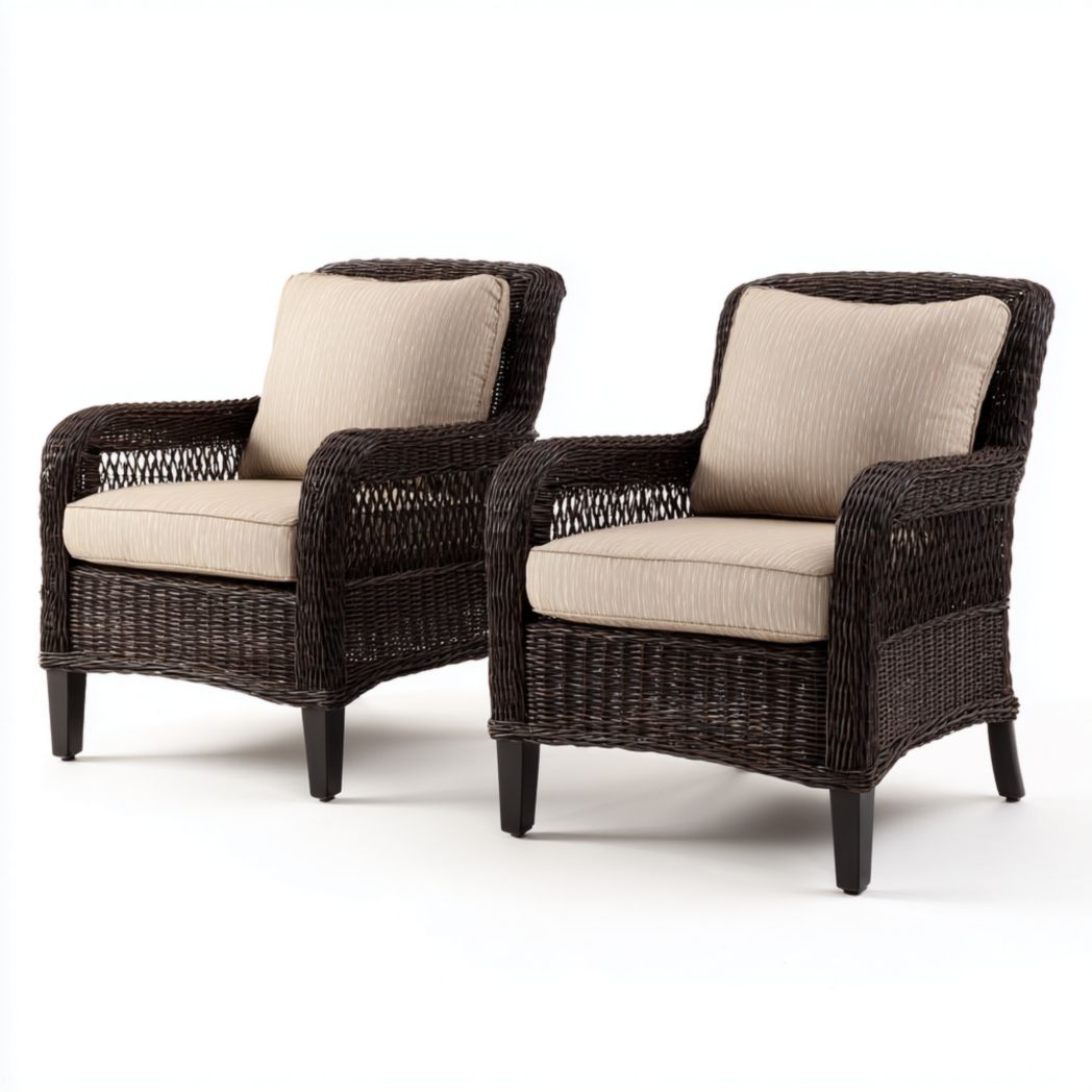 Lot de deux fauteuils de jardin en rotin brun foncé avec coussins beige