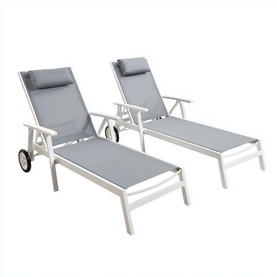 Lot de deux bains de soleil en métal blanc avec assise en toile grise et coussin appui-tête