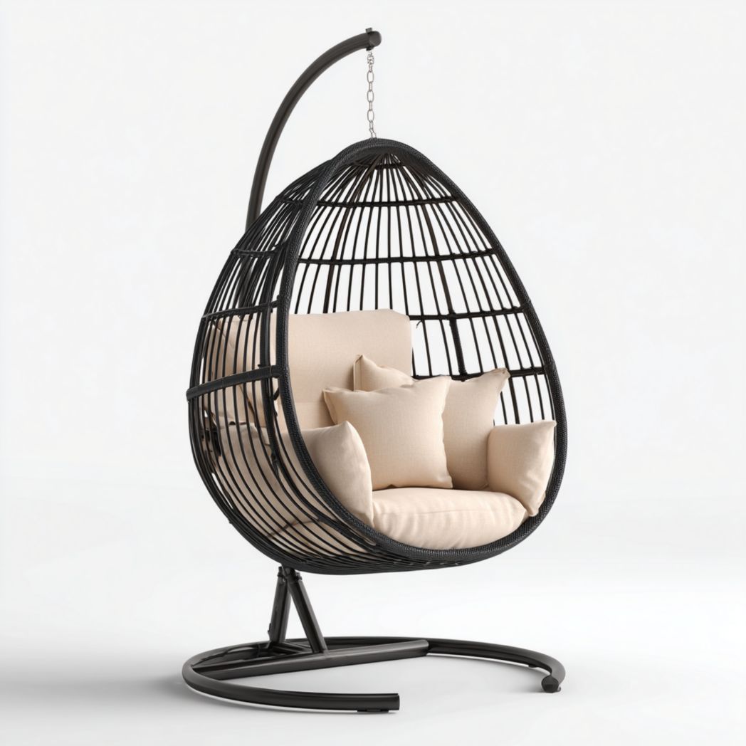Fauteuil suspendu en forme d’œuf avec structure noire et coussins beige