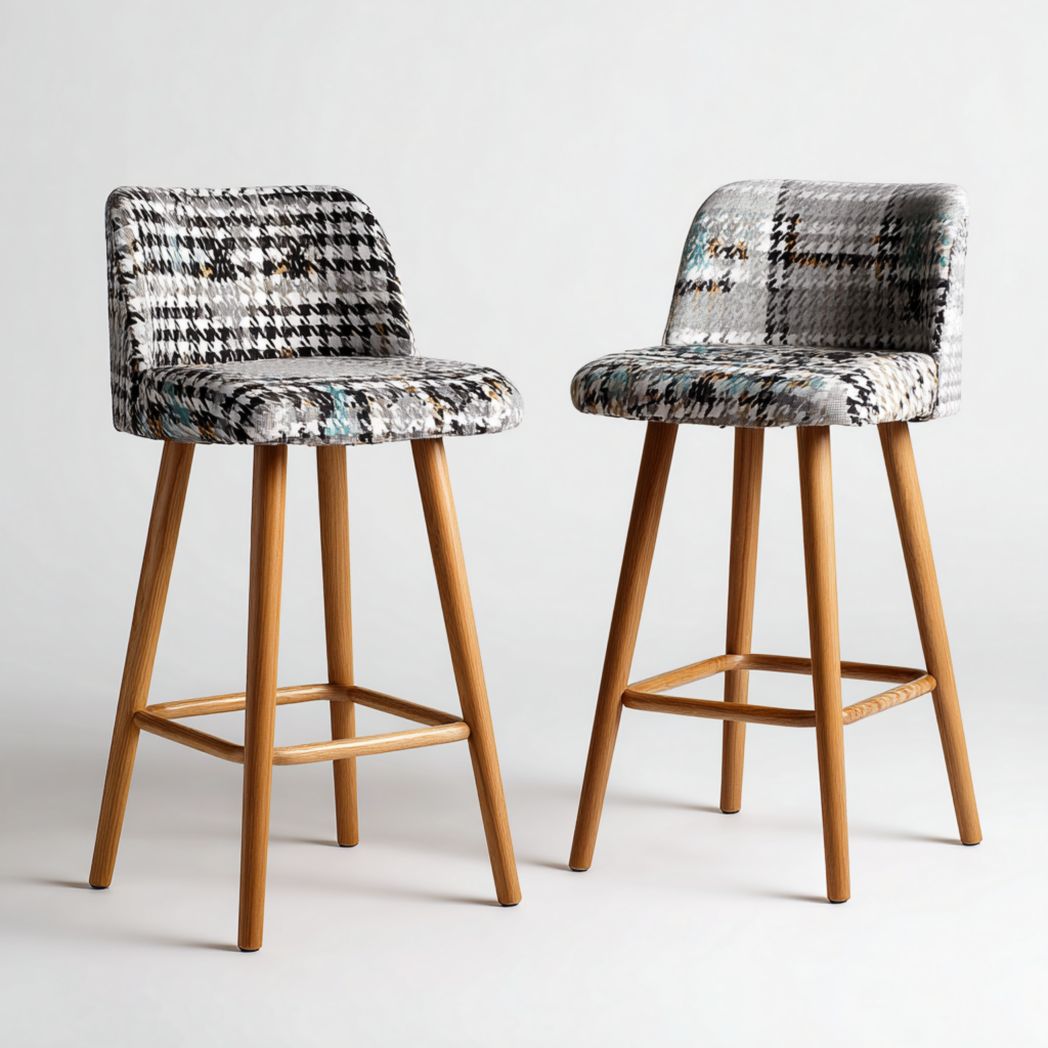Deux tabourets hauts à dossier en tissu à motif pied-de-poule avec pieds en bois