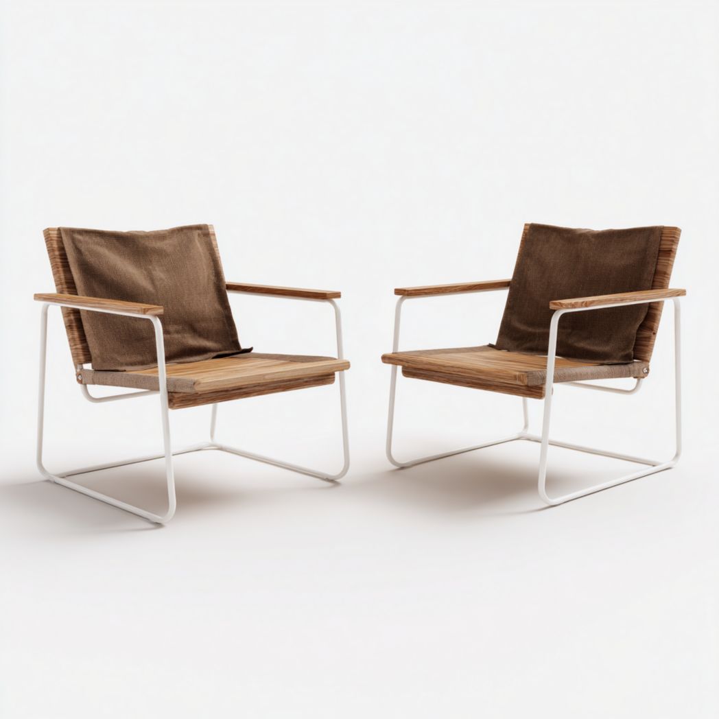 Lot de deux fauteuils de jardin en bois et métal blanc avec coussins marron