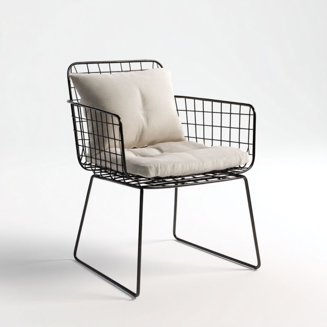 Chaise de jardin en métal noir à structure grillagée avec coussins beige