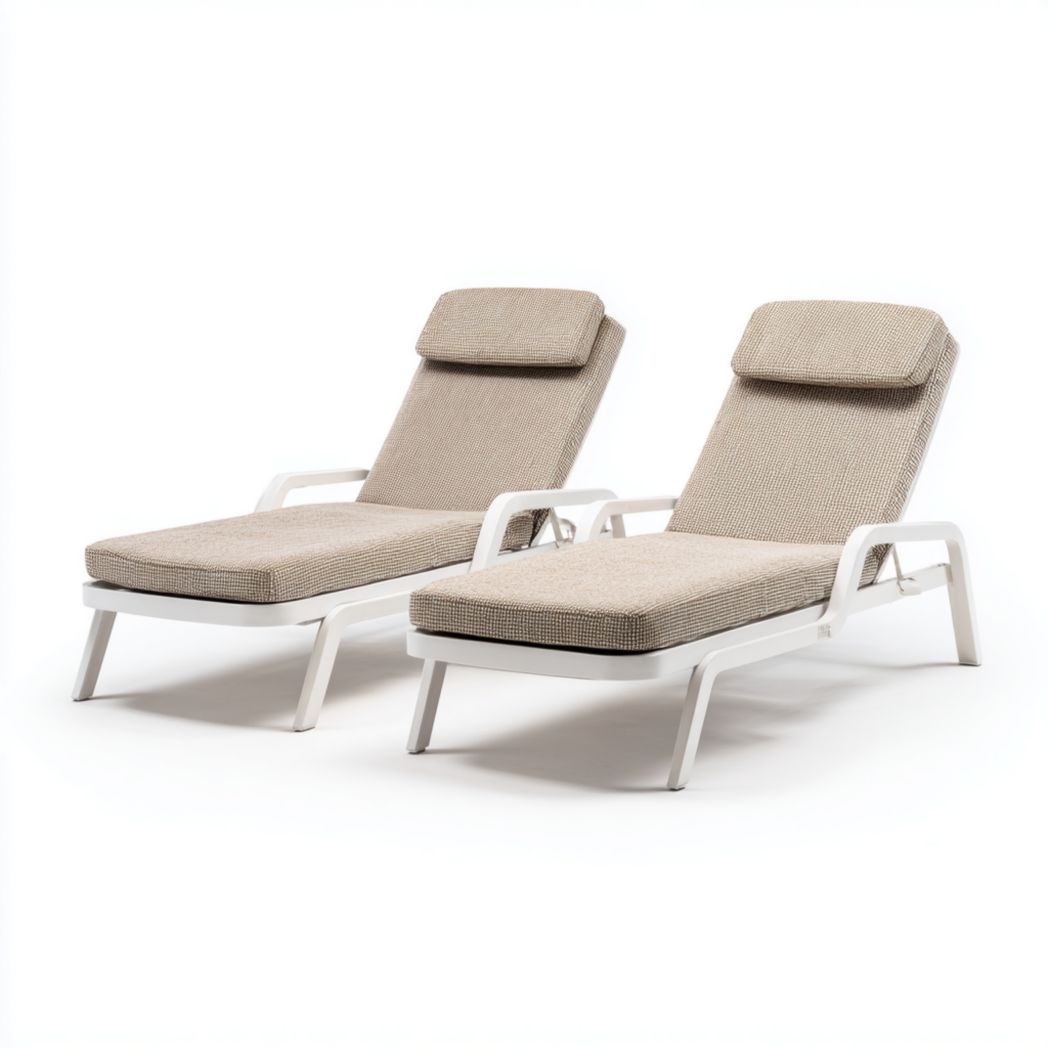Lot de deux bains de soleil structure blanche avec coussins beiges