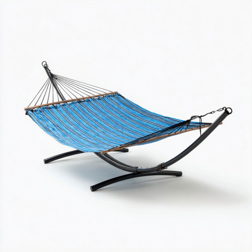 Hamac à rayures bleues avec support métallique noir arqué