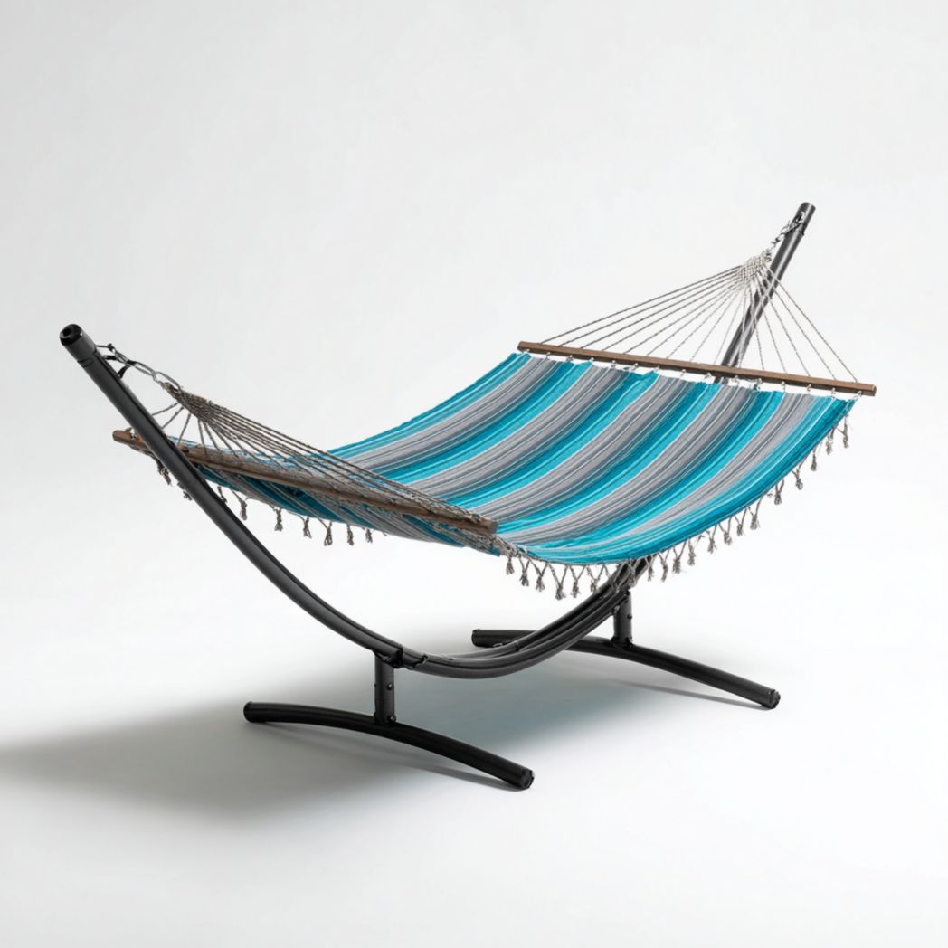 Hamac à rayures bleu et gris avec support métallique noir arqué et bordures à franges