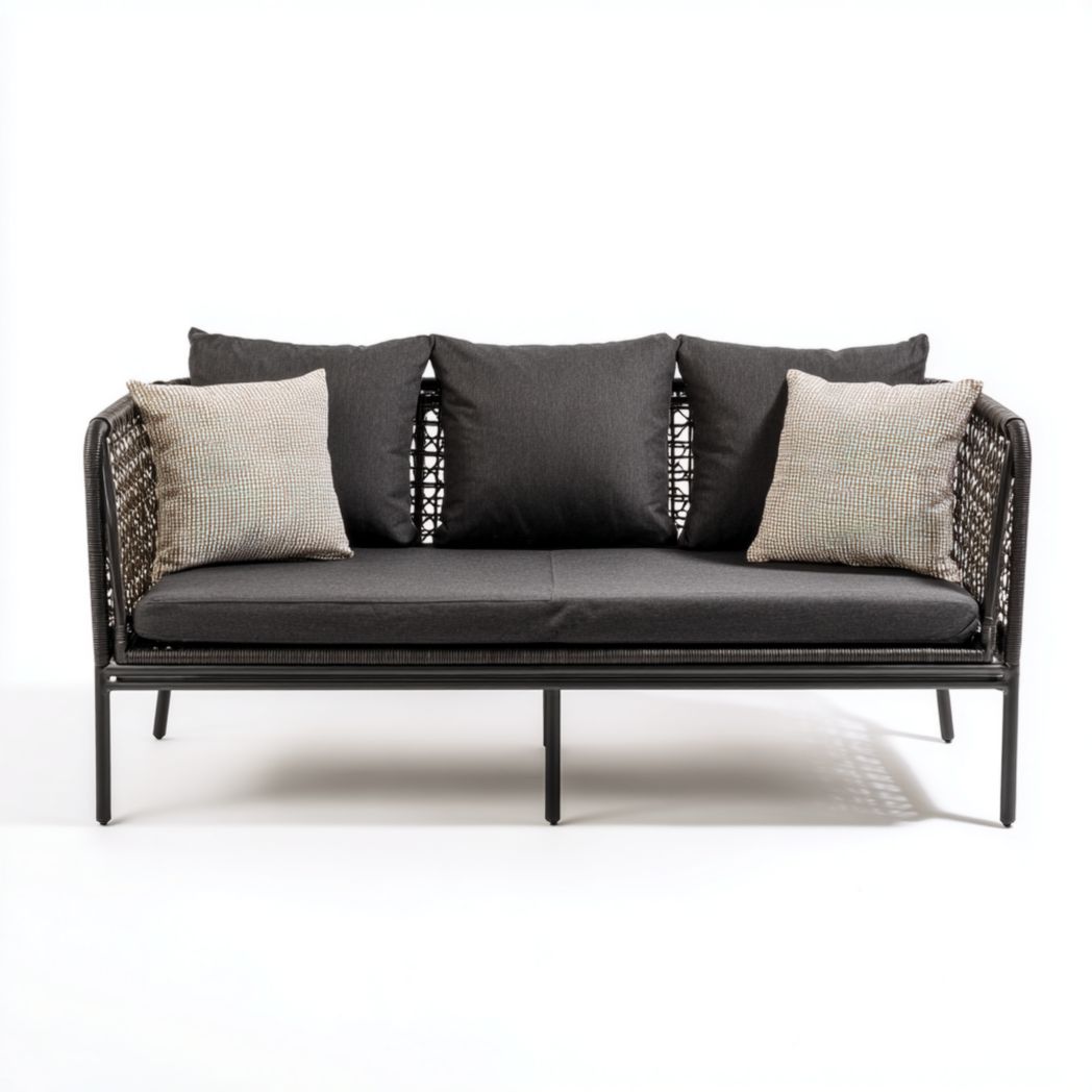Canapé de jardin 3 places en métal noir et rotin avec coussins gris foncé et oreillers clairs