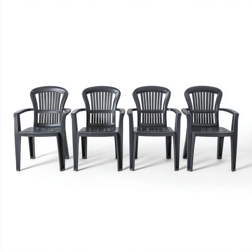 Lot de quatre fauteuils de jardin en plastique noir à dossier à lattes verticales sans coussin
