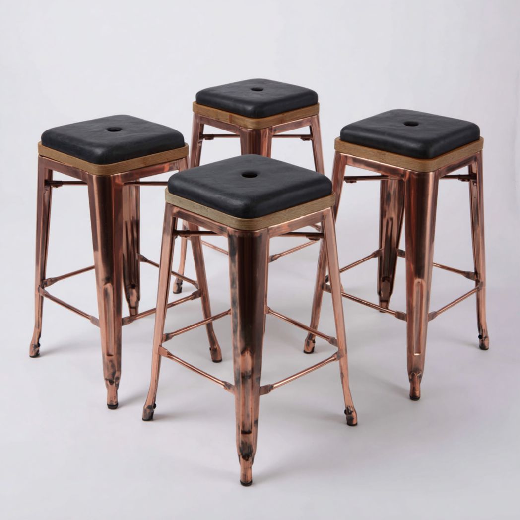 Lot de quatre tabourets hauts carrés en métal cuivré avec assise noire