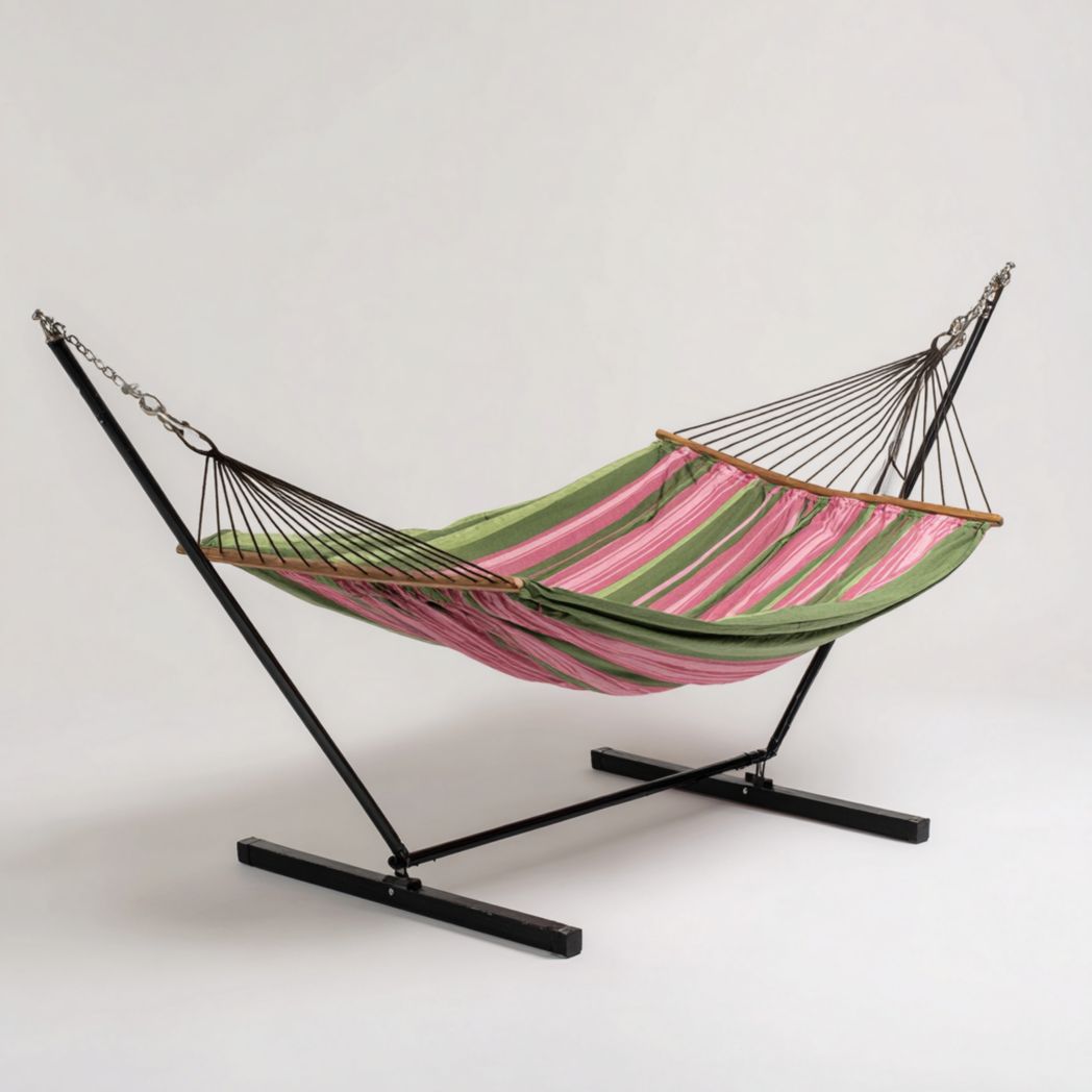 Hamac à rayures vertes et roses avec support métallique noir et barres en bois