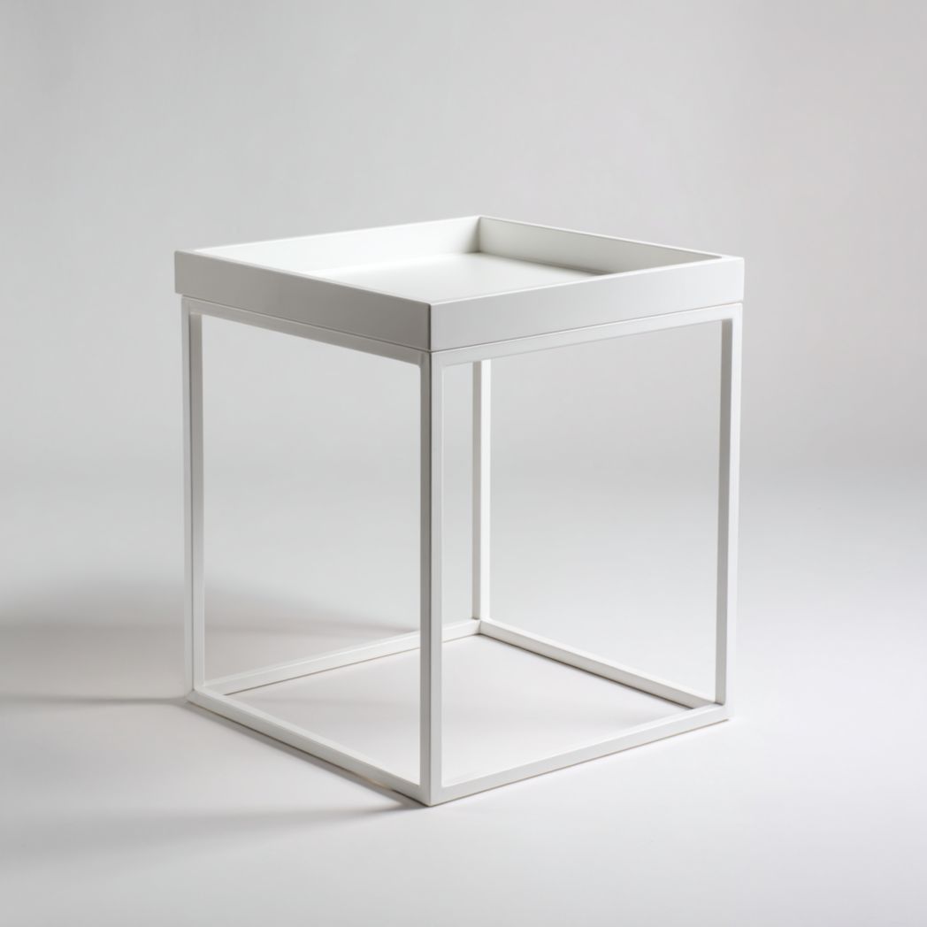 Table d’appoint carrée blanche avec plateau à rebord et structure métallique