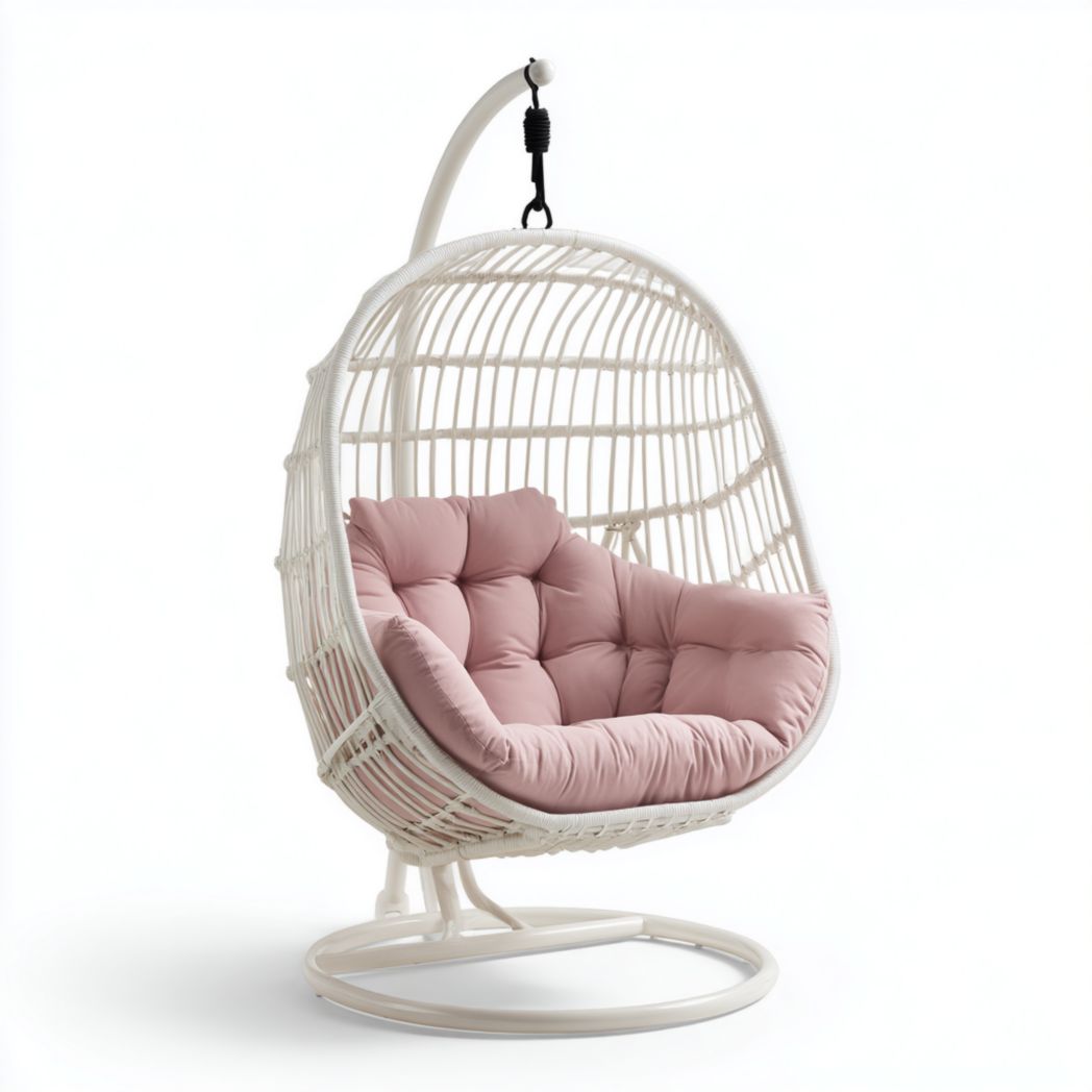 Fauteuil suspendu en rotin blanc avec coussins roses et chaîne métallique
