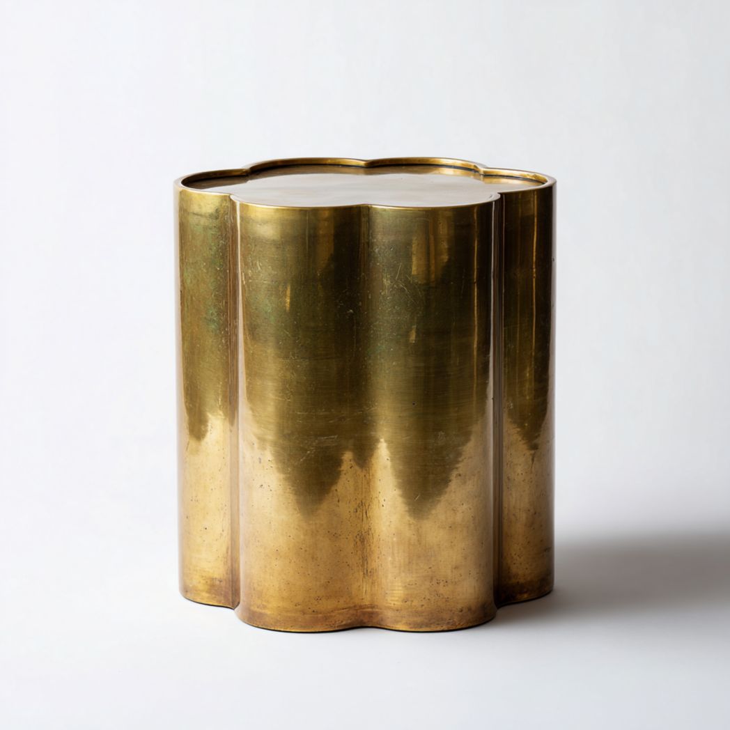 Table d’appoint cylindrique en métal finition laiton ondulé