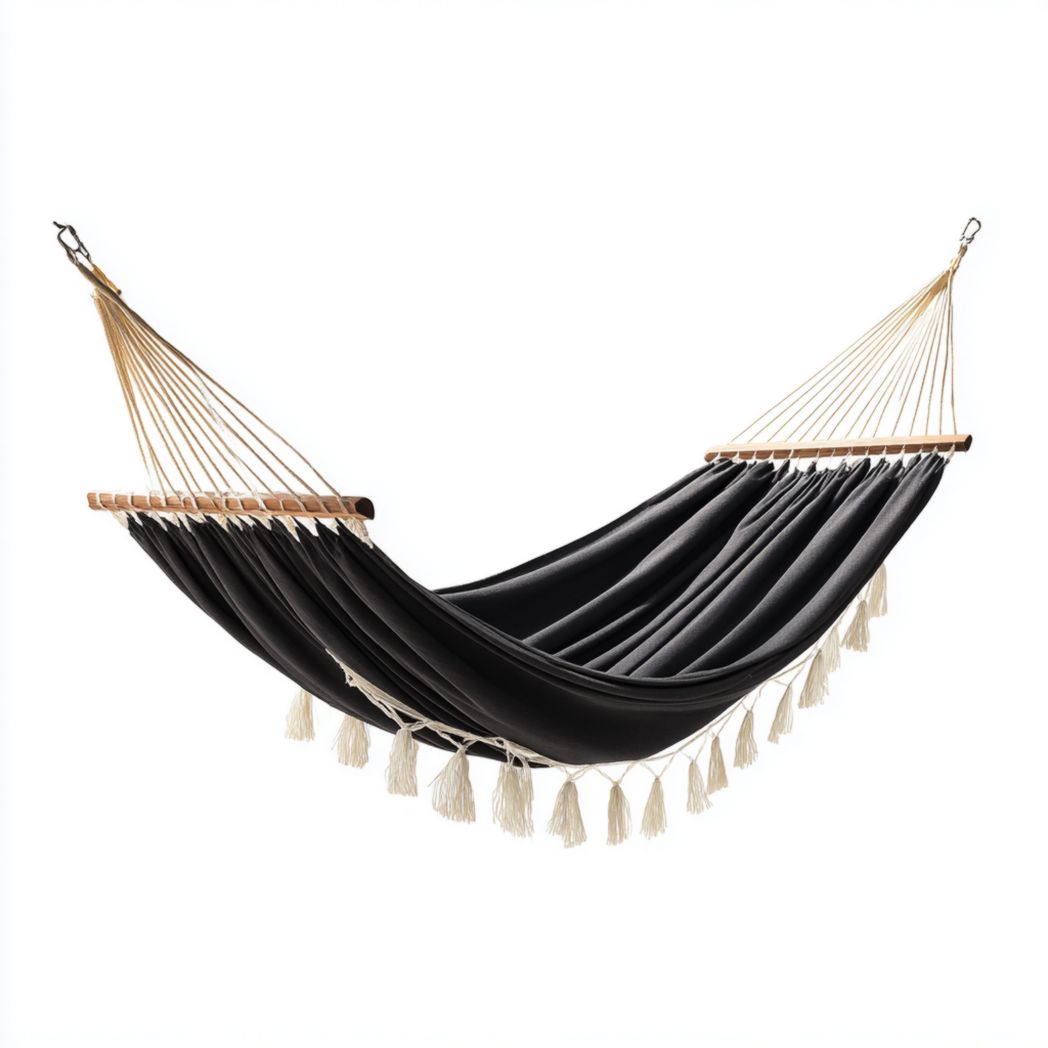 Hamac en tissu noir avec barres en bois et finitions à franges