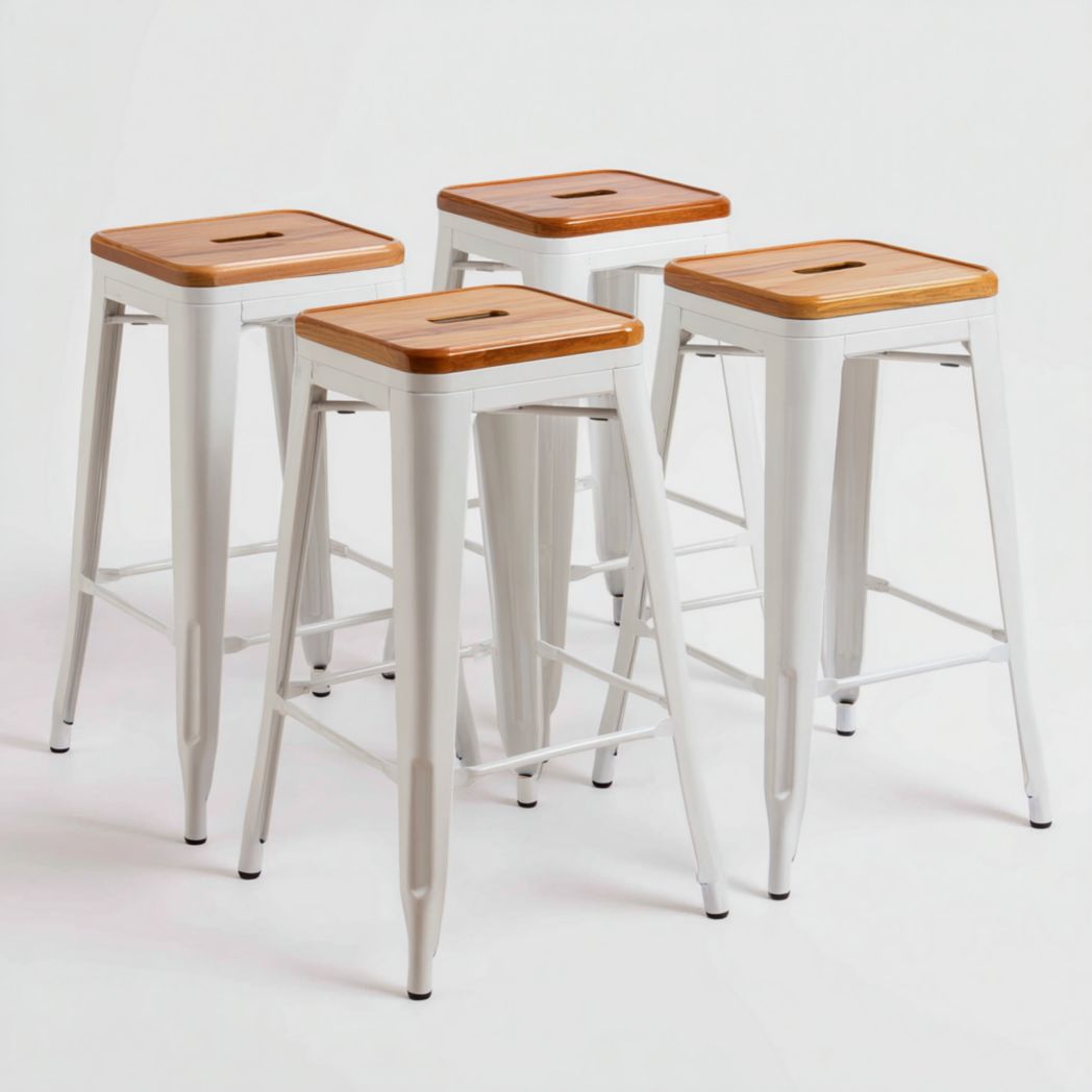 Quatre tabourets carrés à pieds métalliques blancs et assise en bois