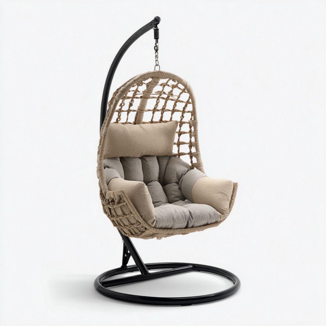 Fauteuil suspendu en corde tressée beige avec support métallique noir et coussins gris clair