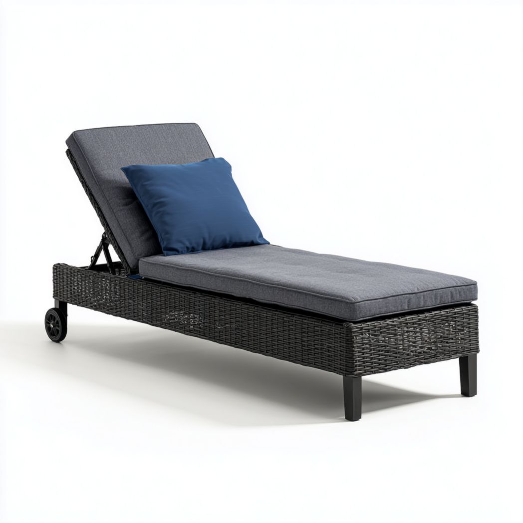 Bain de soleil en rotin noir avec coussin gris et coussin bleu