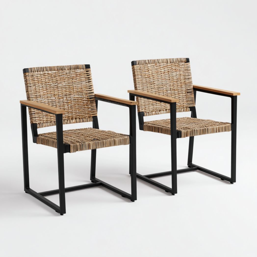 Lot de deux fauteuils de jardin en rotin naturel avec structure en métal noir et accoudoirs en bois