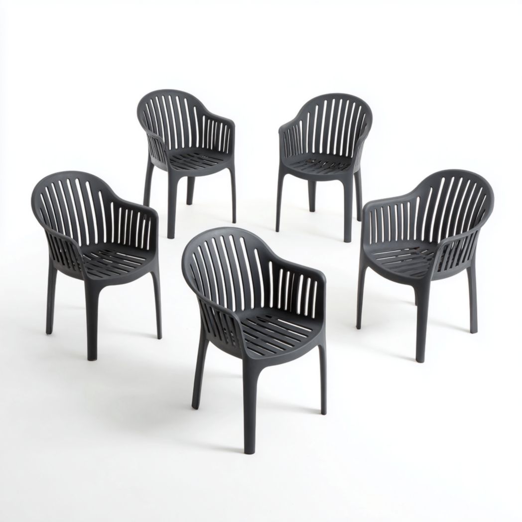 Lot de cinq fauteuils de jardin en plastique noir à dossier ajouré sans coussin