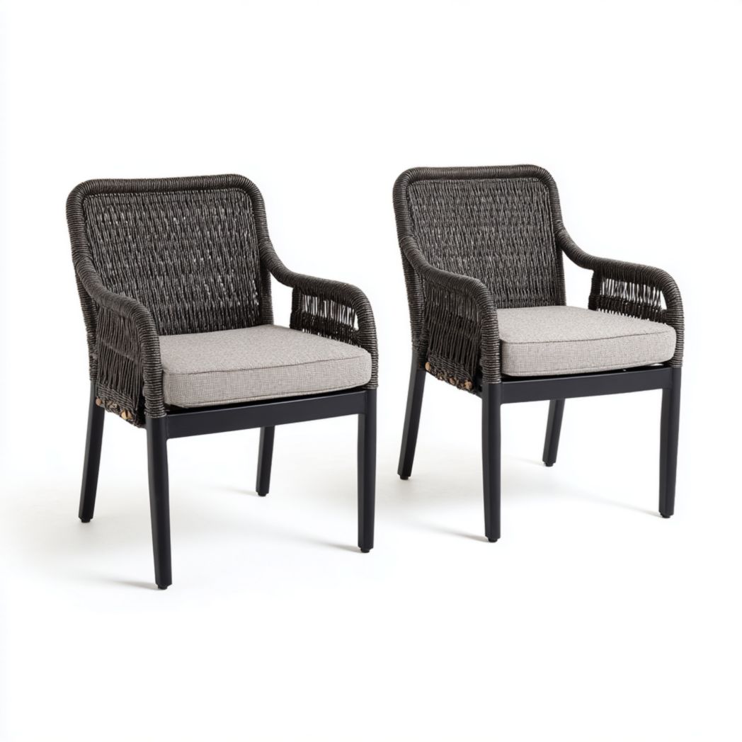 Lot de deux fauteuils de jardin en résine tressée noire avec coussins gris clair