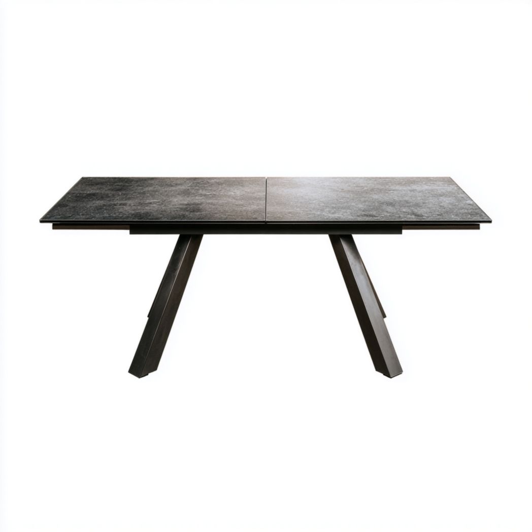 Table de jardin rectangulaire avec plateau foncé aspect pierre et pieds inclinés noirs